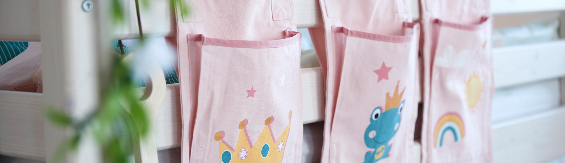 Bed pockets from FLEXA is hanging on a bed