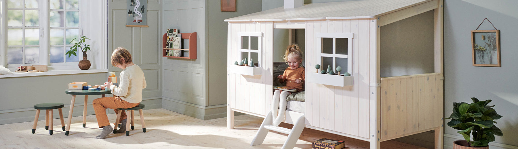 Siblings playing in their room with a single house bed from FLEXA