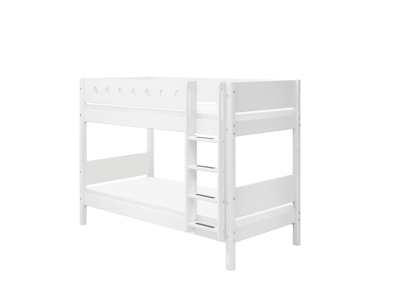 Bunk bed w. straight ladder