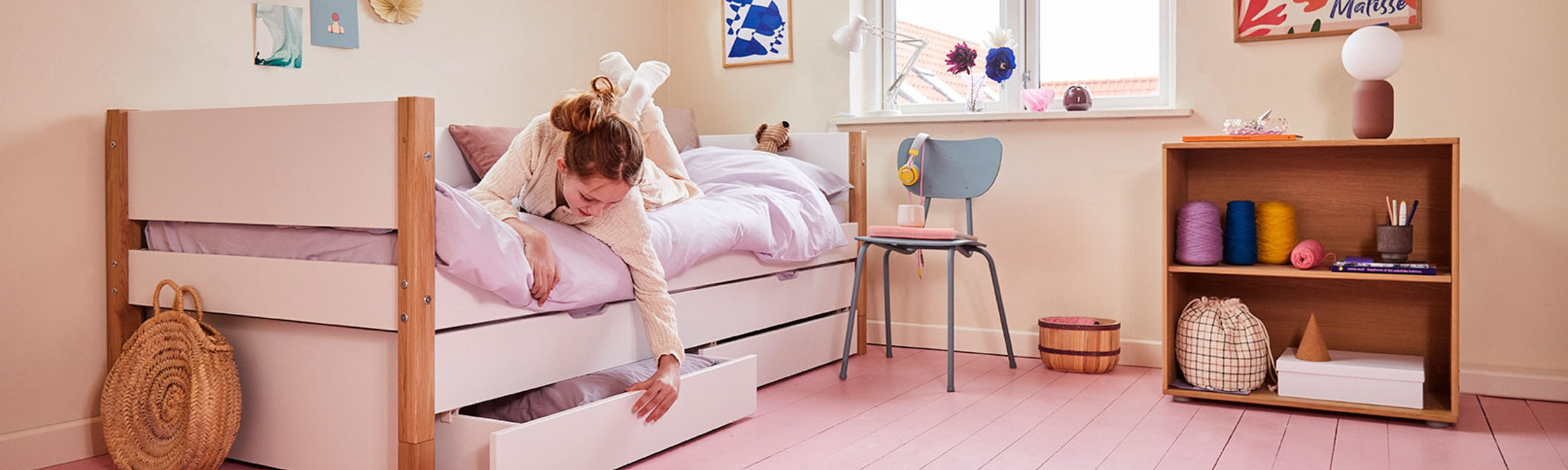 Room with a single bed with drawers from FLEXA
