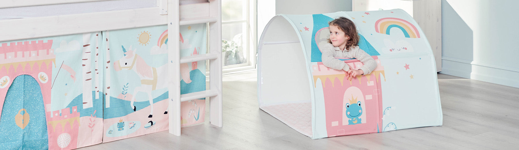 Girl is playing with her play tent from FLEXA