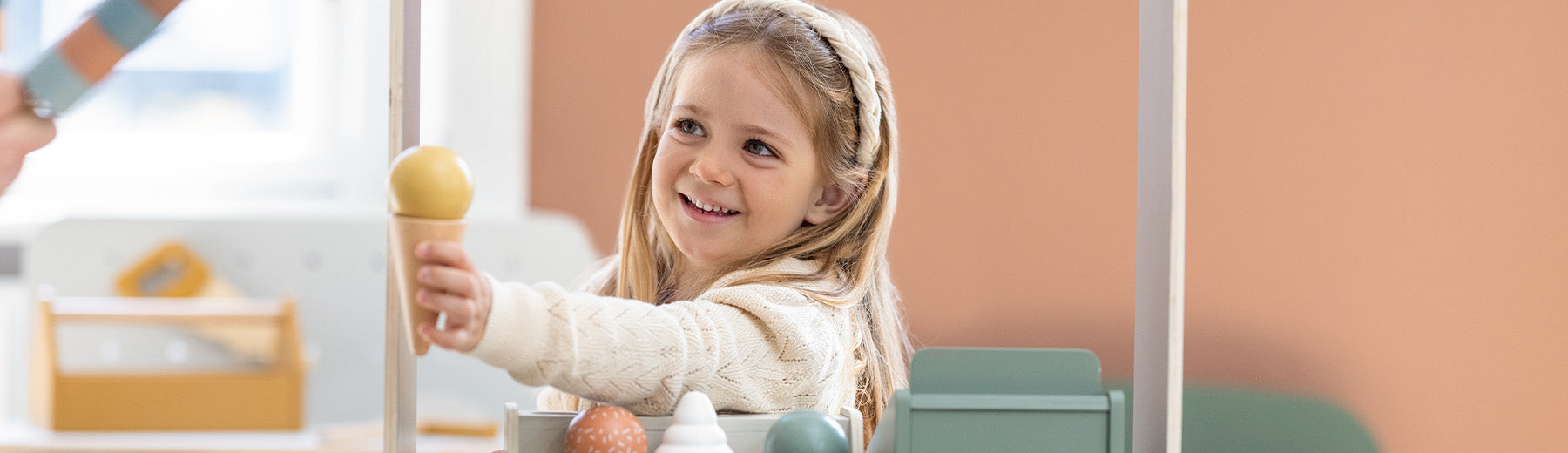 Girl is playing with her play shop and café from FLEXA