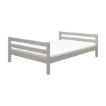 Cama individual gris FLEXA con listones horizontales y bordes seguros para los niños, mostrada sobre un fondo blanco.