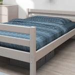 Cama individual gris FLEXA, 140 x 200 cm, ropa de cama azul con motivos geométricos, dormitorio minimalista de madera clara, bordes redondeados a prueba de niños.