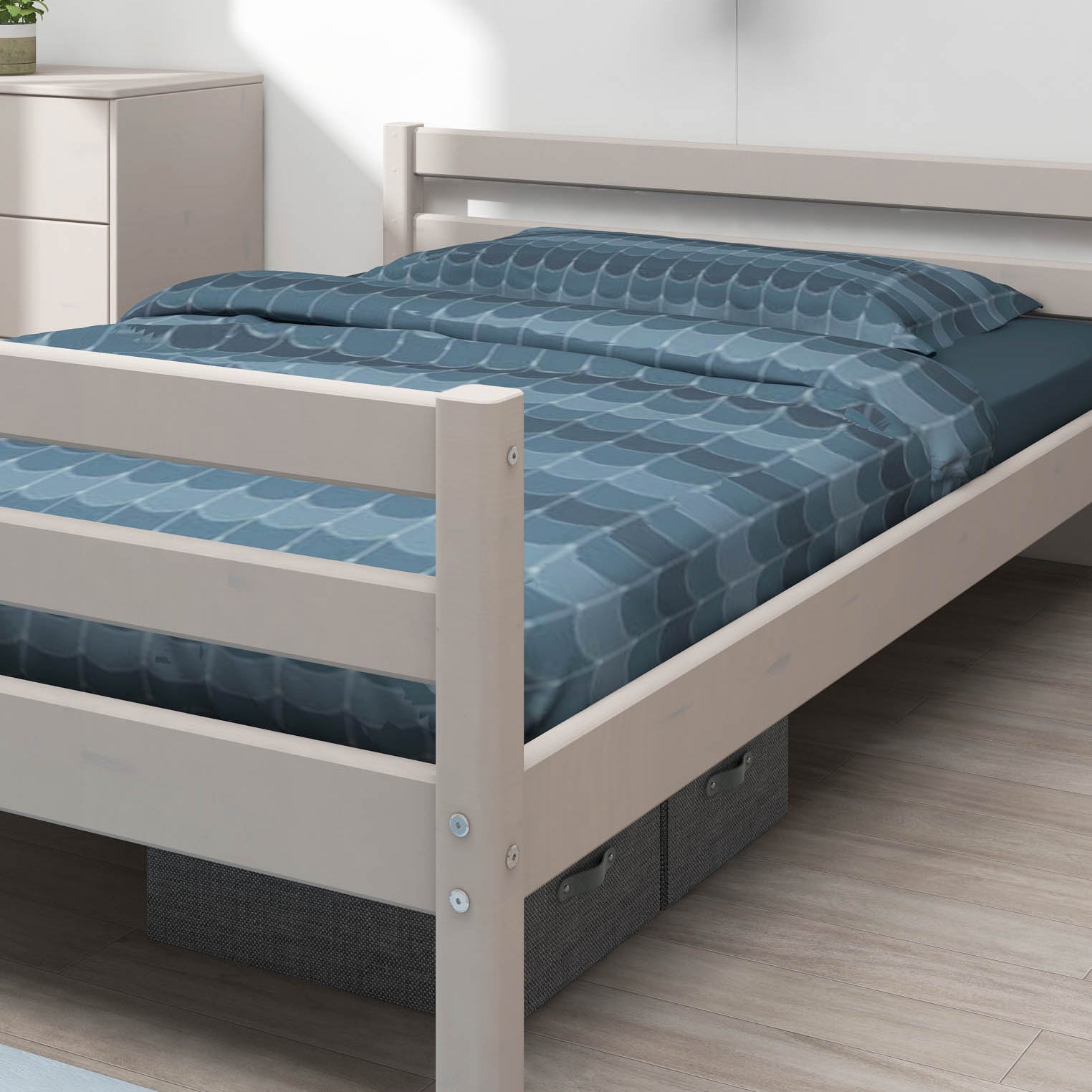 Cama individual gris FLEXA, 140 x 200 cm, ropa de cama azul con motivos geométricos, dormitorio minimalista de madera clara, bordes redondeados a prueba de niños.