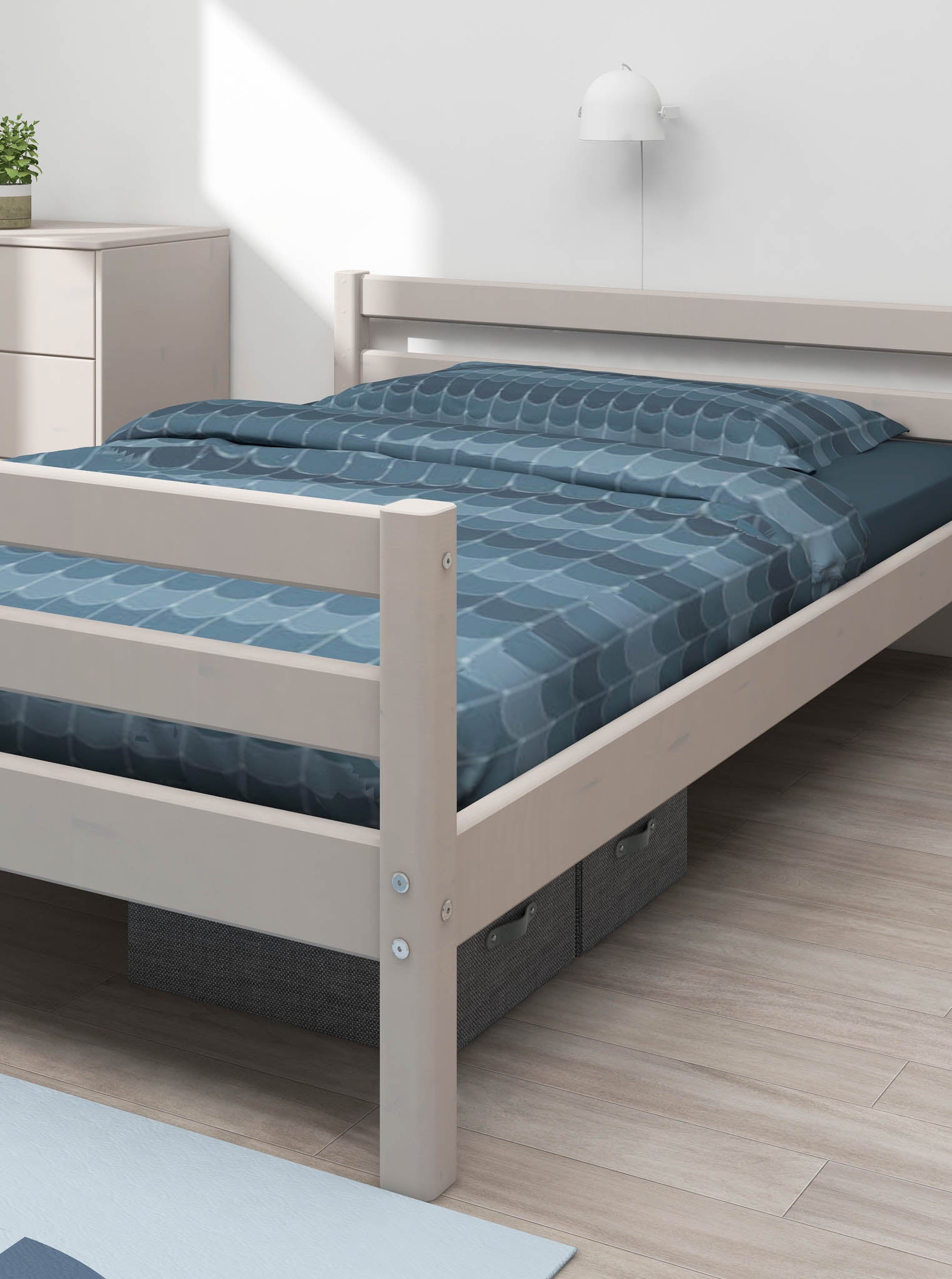 Cama individual gris FLEXA, 140 x 200 cm, ropa de cama azul con motivos geométricos, dormitorio minimalista de madera clara, bordes redondeados a prueba de niños.