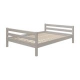 Cama individual FLEXA CLASSIC de pino gris con somier de listones, cabecero y piecero en una habitación infantil.