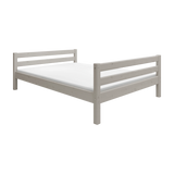 Cama individual FLEXA de la colección FLEXA en color gris, de 140 x 200 cm, con listones horizontales, mostrada sobre fondo blanco.