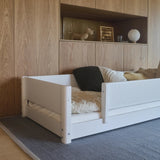 Cama Montessori con barrera de seguridad frontal con Grooves, 90x200 cm, blanco