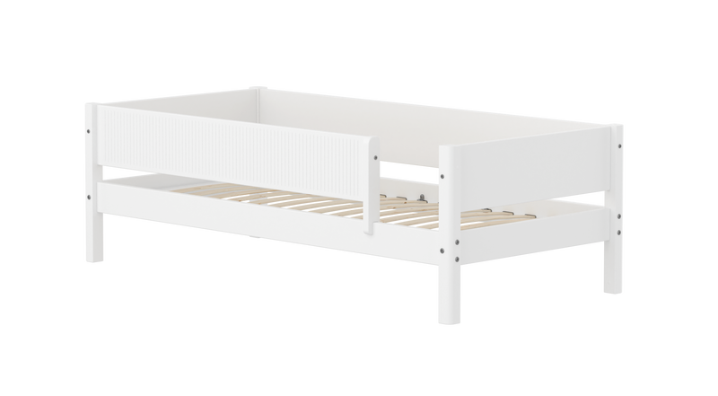 Cama individual con barrera de seguridad