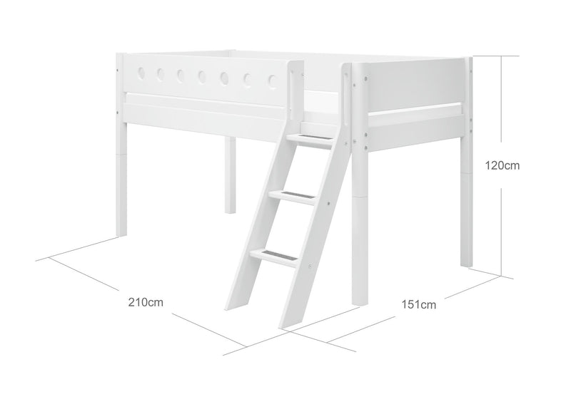 Cama media-alta con escalera inclinada