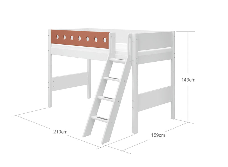 Verhoogde halfhoogslaper m. schuine ladder