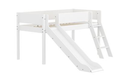 Cama media-alta con escalera inclinada y tobogán