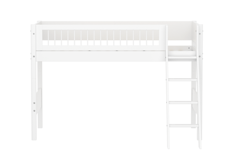 Mittelhohes Bett mit Schrägleiter