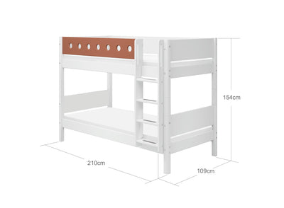 Stapelbed met rechte ladder