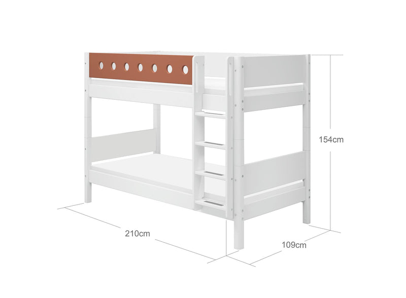 Bunk bed w. straight ladder