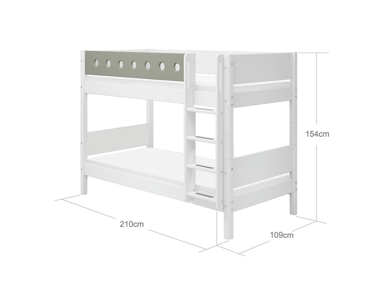 Stapelbed met rechte ladder