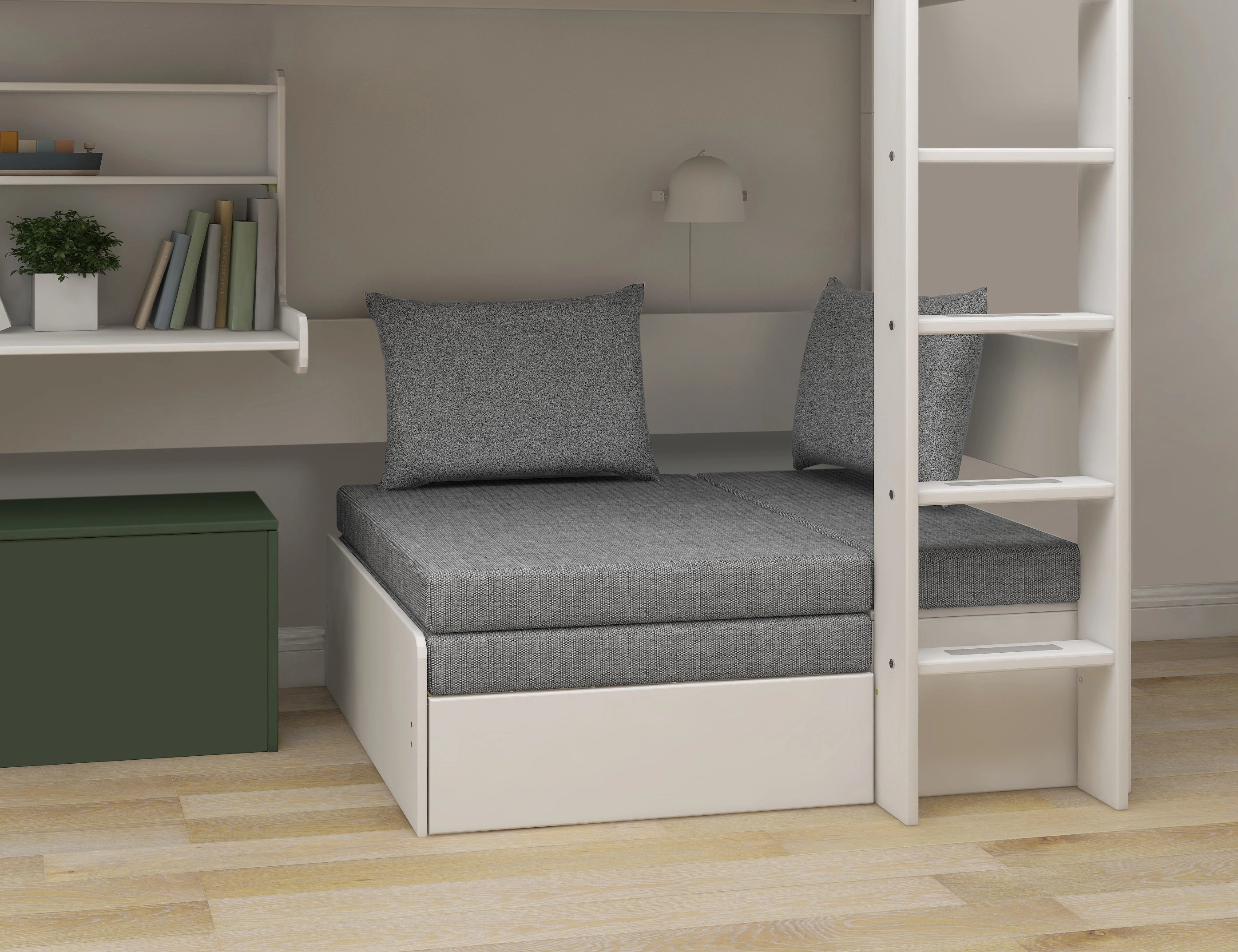 Cama alta FLEXA WHITE de la colección CLASSIC con escritorio, sofá, escalera, barandilla, estanterías, lámpara y mueble de almacenamiento verde en una habitación infantil.