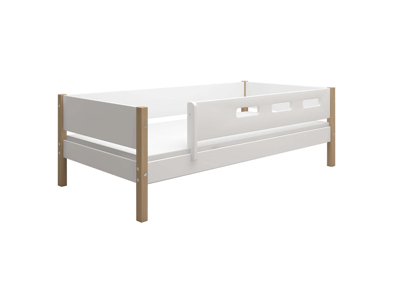 Daybed w/ safety rail