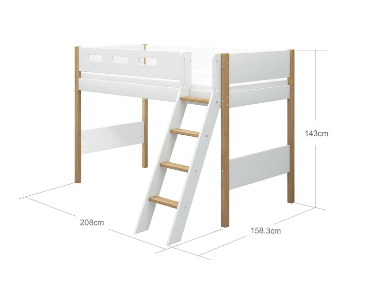 Verhoogde halfhoogslaper m. schuine ladder