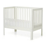 FLEXA NOVA Babybett-Sicherheitsgitter in Creme, modernes Lattenrost-Design, abgebildet auf weißem Hintergrund; kindersichere Funktion sichtbar.