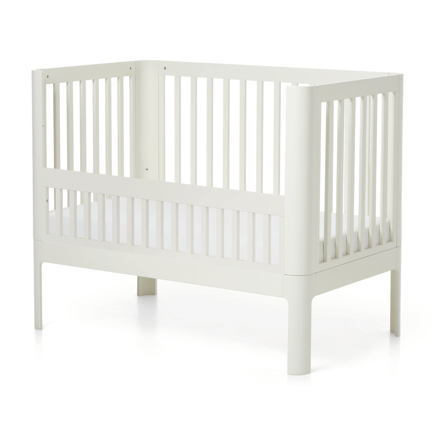 FLEXA NOVA Babybett-Sicherheitsgitter in Creme, modernes Lattenrost-Design, abgebildet auf weißem Hintergrund; kindersichere Funktion sichtbar.