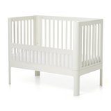 FLEXA NOVA Babybett-Sicherheitsgitter in Creme, modernes Lattenrost-Design, abgebildet auf weißem Hintergrund; kindersichere Funktion sichtbar.