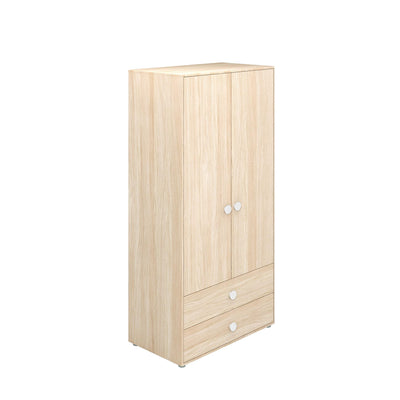 Hoher Kleiderschrank