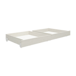 Cajones FLEXA WHITE, de pino y con ruedas, que encajan perfectamente debajo de la cama en la habitación infantil; bordes seguros visibles.