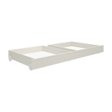 Cajones FLEXA WHITE, de pino y con ruedas, que encajan perfectamente debajo de la cama en la habitación infantil; bordes seguros visibles.