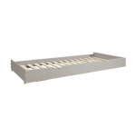 Lit gigogne FLEXA de la gamme CLASSIC, en bois gris avec sommier à lattes, présenté dans une chambre denfant, aux bords arrondis pour une sécurité optimale des enfants.