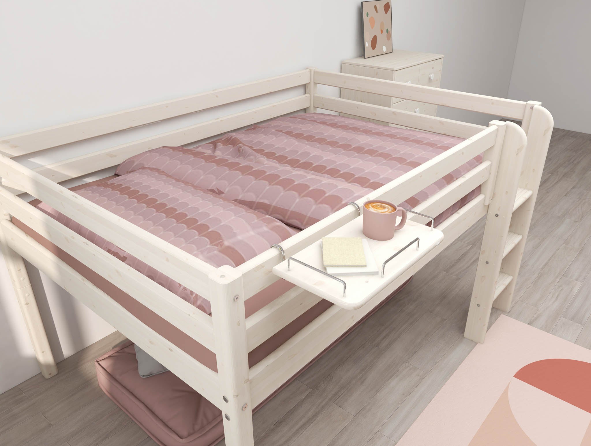 Cama alta FLEXA de madera clara con ropa de cama rosa, mesita de noche blanca de FLEXA y alfombra rosa pálido en el dormitorio de un niño.