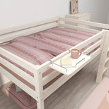 Cama alta FLEXA de madera clara con ropa de cama rosa, mesita de noche blanca de FLEXA y alfombra rosa pálido en el dormitorio de un niño.