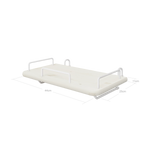 Mesita de noche FLEXA, de la colección FLEXA, en MDF blanco con tiradores metálicos, que se muestra colocada junto a la cama de un niño.