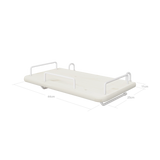 Mesita de noche FLEXA, de la colección FLEXA, en MDF blanco con tiradores metálicos, que se muestra colocada junto a la cama de un niño.