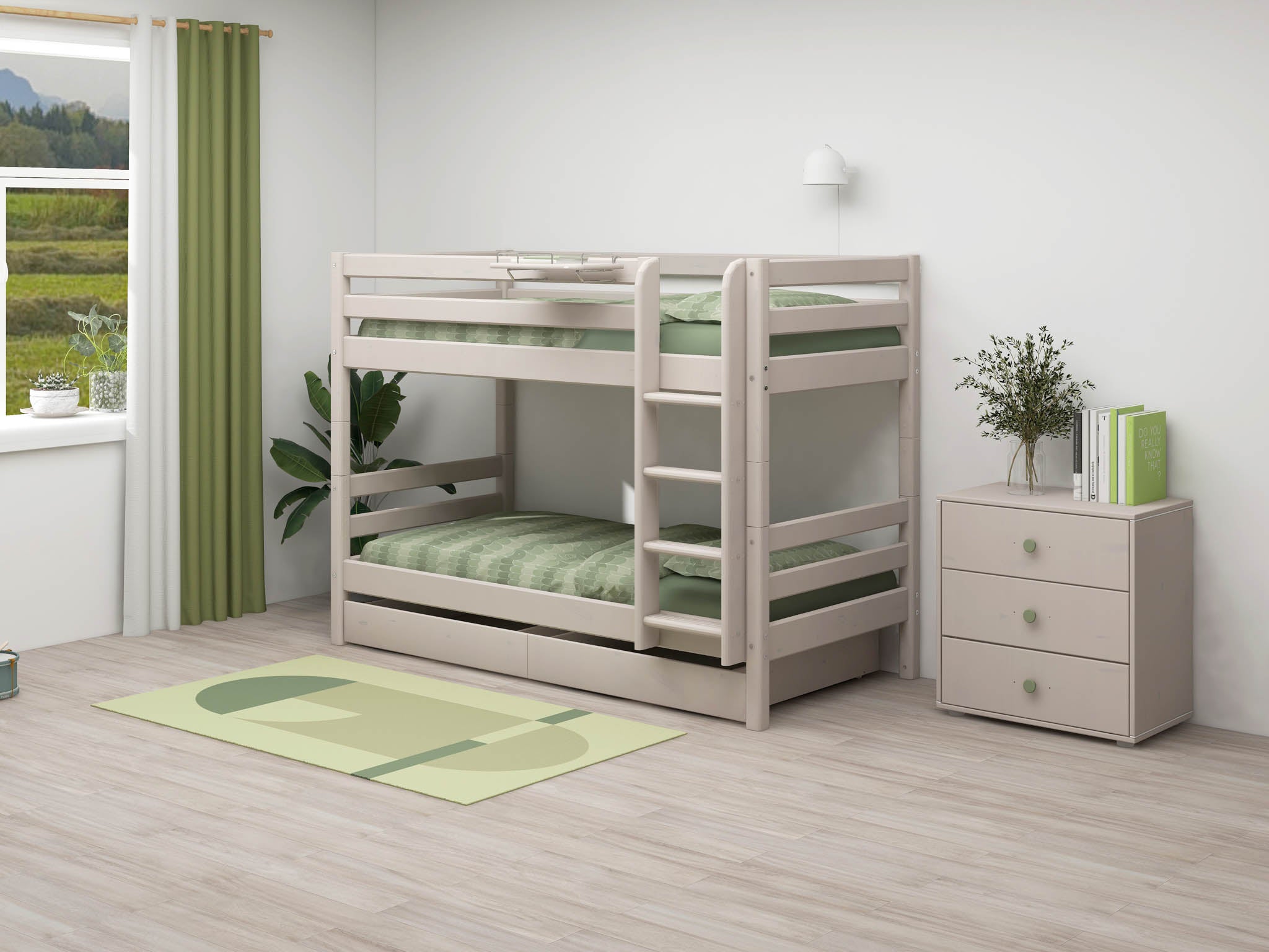 Litera FLEXA de madera clara con ropa de cama verde, mesita de noche gris, cómoda y alfombra en una habitación infantil.