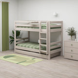 Litera FLEXA de madera clara con ropa de cama verde, mesita de noche gris, cómoda y alfombra en una habitación infantil.