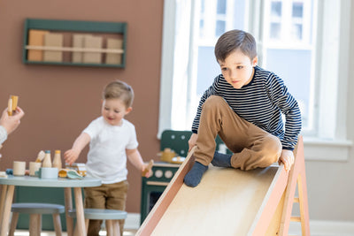 Parque infantil con tobogán, mediano