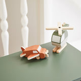 Hubschrauber und Flugzeug aus Holz