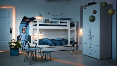 Bunk bed with straight ladder