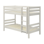 Escalera y patas blancas para litera FLEXA, de pino macizo con peldaños antideslizantes, mostradas en un dormitorio infantil.