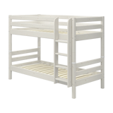 Escalera y patas blancas para litera FLEXA, de pino macizo con peldaños antideslizantes, mostradas en un dormitorio infantil.