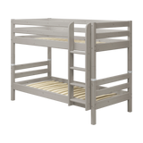 Échelle et pieds pour lit superposé FLEXA Classic en pin gris, marches antidérapantes à droite, sécurité enfants garantie pour la chambre denfant.