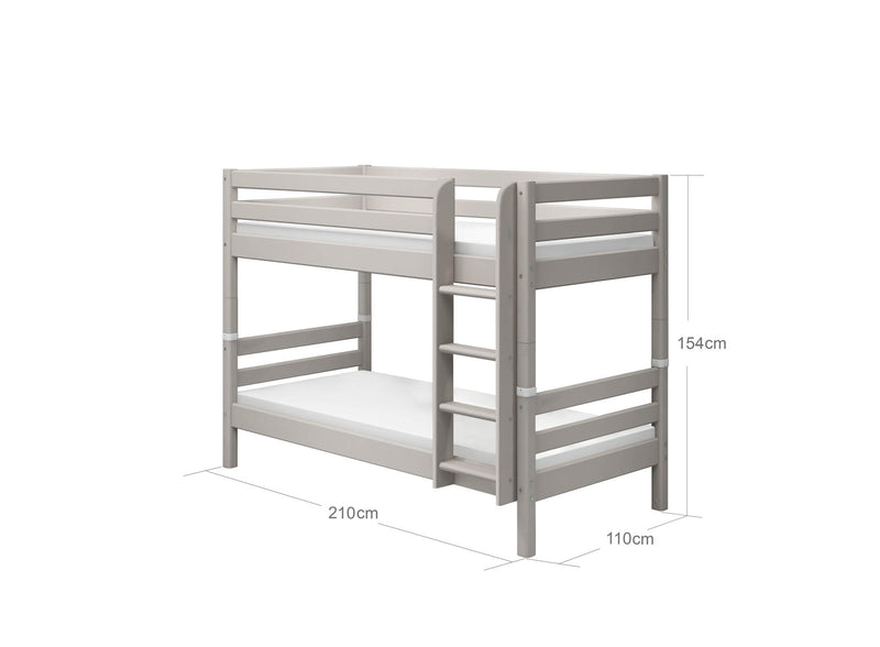 Stapelbed met rechte ladder