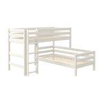 Patas altas de pino blanco FLEXA para cama individual, parte de la colección FLEXA, con escalera visible y somier de listones, diseño seguro para niños.