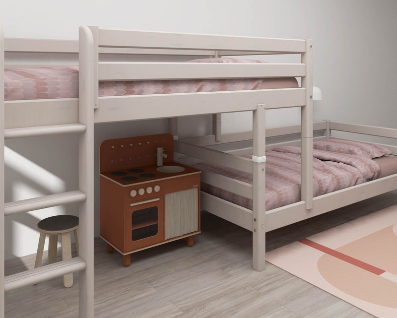 Cama semi-alta con escalera recta