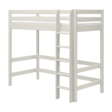 Patas de cama FLEXA WHITE de pino macizo para cama alta, con escalera integrada a la vista y bordes redondeados y seguros para los niños en la habitación infantil.