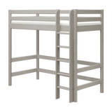 Cama alta FLEXA de pino gris con escalera, barandillas de seguridad para niños y espacio libre debajo; se muestra sobre fondo blanco.