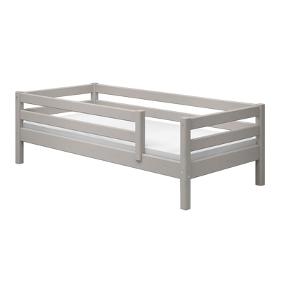 Cama individual con barrera de seguridad