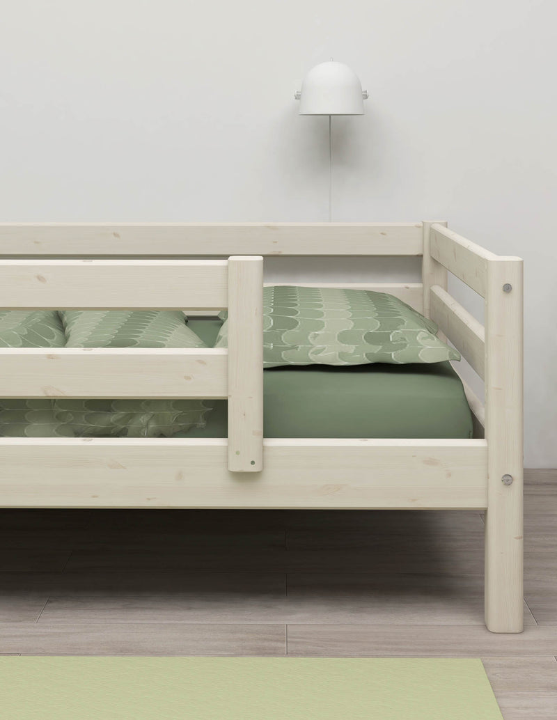 Cama individual con barrera de seguridad centrada